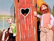 Puppentheaterbühne mit Figuren von Pettersson und Findus vor einer Holzhütte.