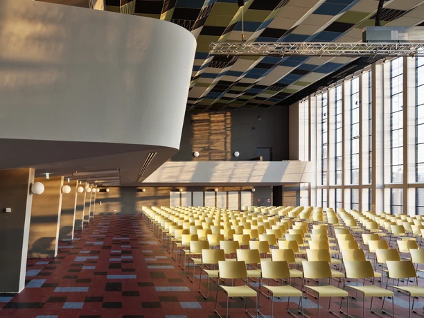 Haus der Begegnung Königstein - Saal Saal mit gelben Stühlen und bunten Mustern.