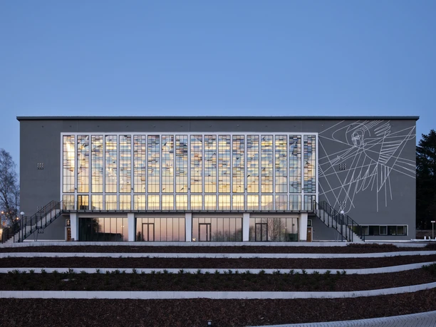 Haus der Begegnung Königstein - Gebäude Gebäude mit großer Glasfront und Wandzeichnung.