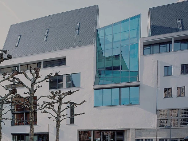 Haus am Dom - Gebäude Modernes Gebäude mit großer Glasfront.