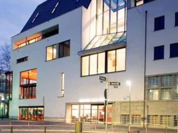 Haus am Dom - Modernes Gebäude Modernes Gebäude mit großer Glasfront.