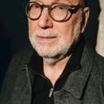 Jürgen Kehrer Webversion.jpg Mann mit grauem Bart trägt graue Wollmütze, schwarze Brille, schwarzen Pullover mit Reißverschluss und grauen Mantel.Man with gray beard wears gray wool cap, black glasses, black zippered sweater and gray coat.Mand med gråt skæg iført grå uldhue, sorte briller, sort pullover med lynlås og grå frakke.Man met grijze baard draagt grijze wollen muts, zwarte bril, zwarte trui met rits en grijze jas.