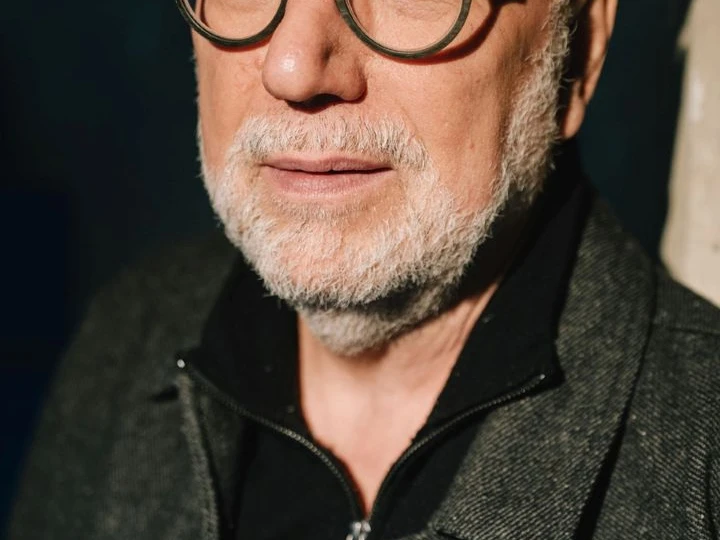 Jürgen Kehrer Webversion.jpg Mann mit grauem Bart trägt graue Wollmütze, schwarze Brille, schwarzen Pullover mit Reißverschluss und grauen Mantel.Man with gray beard wears gray wool cap, black glasses, black zippered sweater and gray coat.Mand med gråt skæg iført grå uldhue, sorte briller, sort pullover med lynlås og grå frakke.Man met grijze baard draagt grijze wollen muts, zwarte bril, zwarte trui met rits en grijze jas.