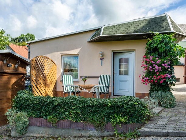 kleine Terrasse mit Gartenmöbel am Haus