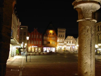 Auf dem Bild sieht den Marktplatz im Dunkeln.