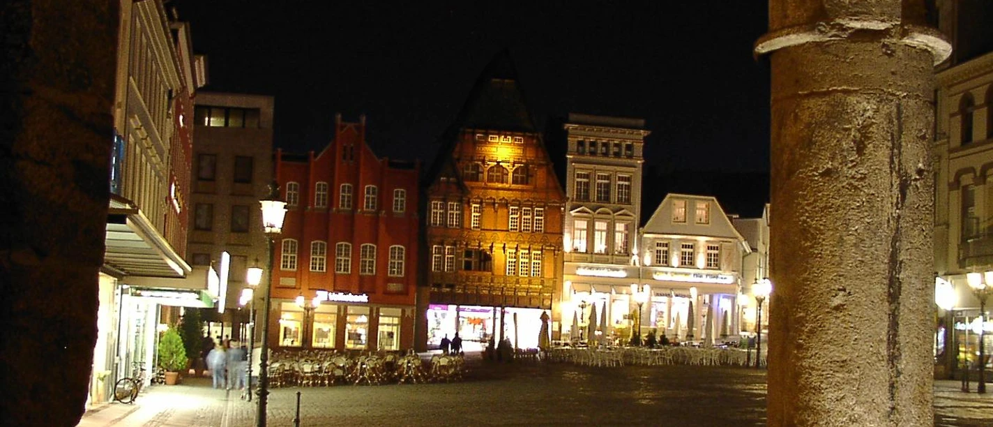 Auf dem Bild sieht den Marktplatz im Dunkeln.