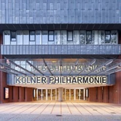 Eingang der Kölner Philharmonie mit moderner Architektur und Glasüberdachung.