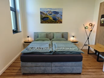 Nordloft Bad Nenndorf - Schlafzimmer mit Boxspringbett