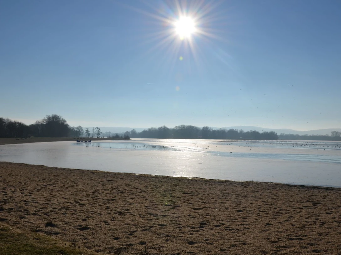 Salzgittersee im Winter (1)_HD_16zu9.JPG Wintersonne über dem zugefrorenen Salzgittersee mit glitzernder Eisfläche und stiller Uferlandschaft.Winter sun over the frozen Salzgittersee lake with its glistening ice surface and tranquil shoreline.Vintersol over den frosne Salzgittersee med den glitrende isoverflade og den rolige kystlinje.Winterzon over de bevroren Salzgittersee met zijn glinsterende ijsoppervlak en rustige oever.