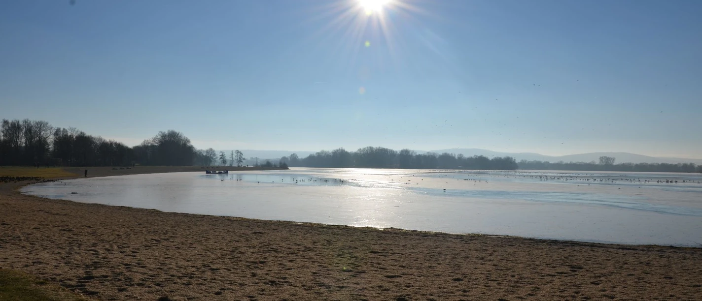 Salzgittersee im Winter (1)_HD_16zu9.JPG Winter sun over the frozen Salzgittersee lake with its glistening ice surface and tranquil shoreline.