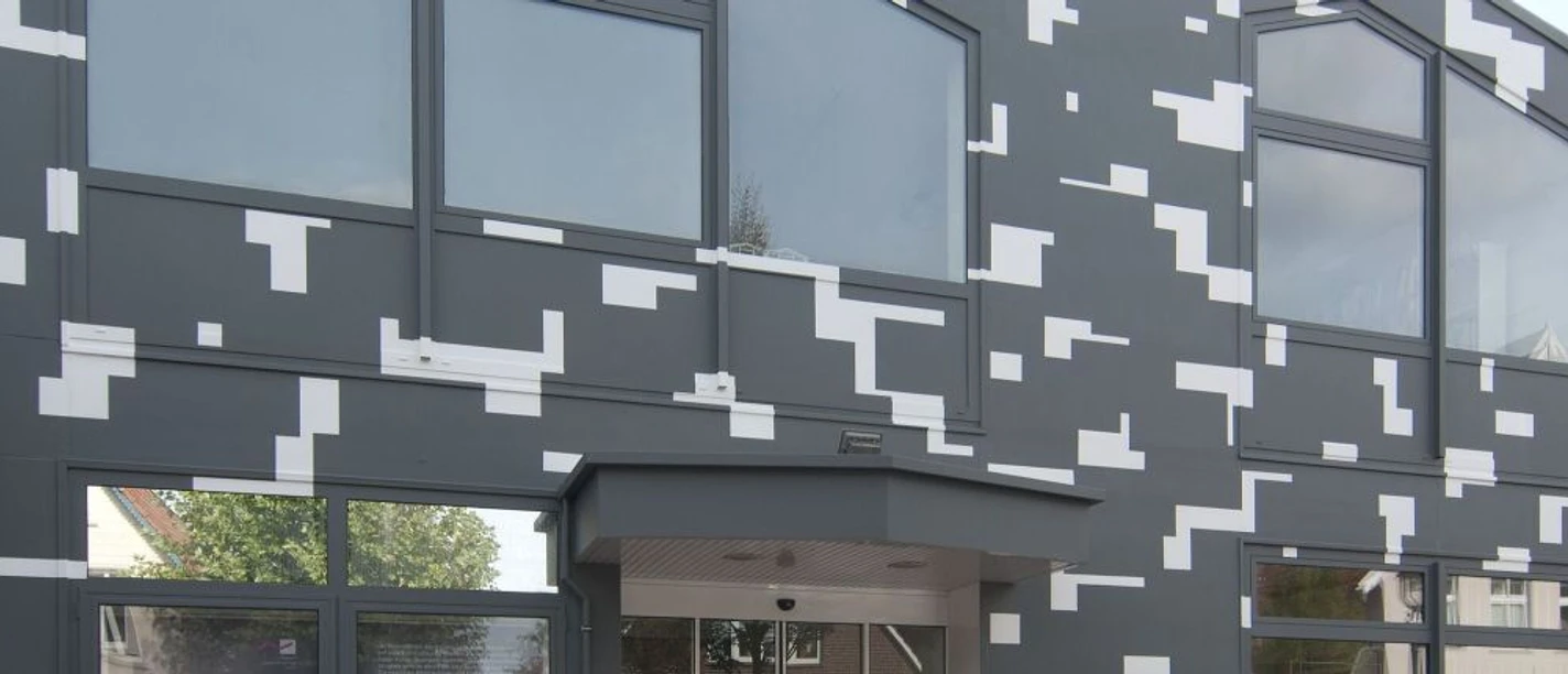 Museum gegenstandsfreier Kunst.jpg Graue Museumsfassade mit weißen Quadraten, großen Glasfenstern und modernem Eingangsbereich