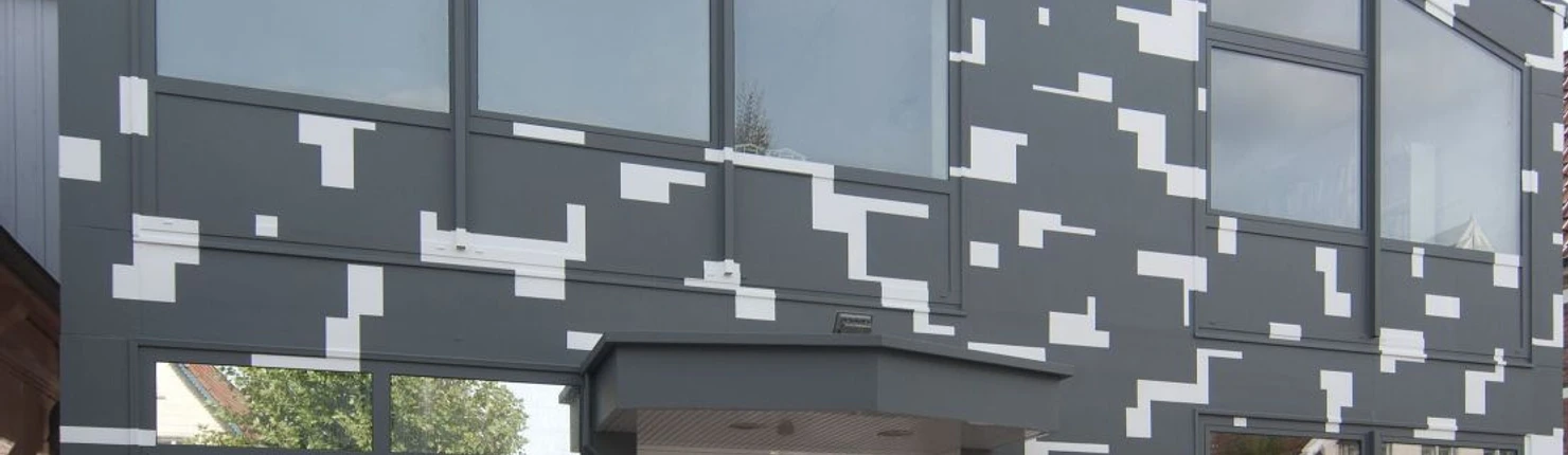 Museum gegenstandsfreier Kunst.jpg Graue Museumsfassade mit weißen Quadraten, großen Glasfenstern und modernem Eingangsbereich