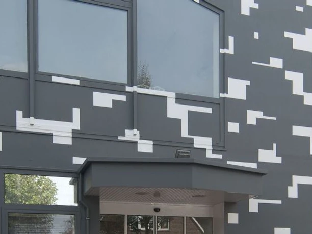 Museum gegenstandsfreier Kunst.jpg Graue Museumsfassade mit weißen Quadraten, großen Glasfenstern und modernem Eingangsbereich