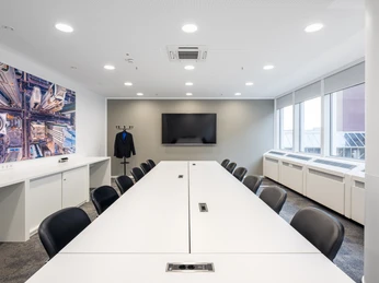 Fraport Conference Center - Konferenzraum Konferenzraum mit langem Tisch, Screen und Wandbild.Conference room with long table, screen and mural.