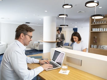 Fraport Conference Center - Loungebereich Moderner Loungebereich mit Arbeitsplätzen.Modern lounge area with workstations.