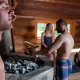 Lange Saunanacht Personen entspannen in einer Holzsauna bei einem Aufguss in ruhiger Wohlfühlatmosphäre.