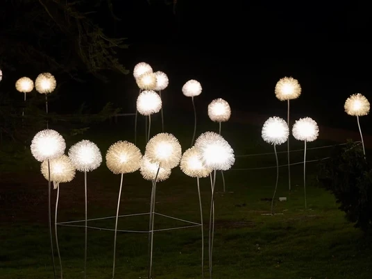 Lumina Rolduc 2 (c) Abdij Hotel Rolduc.jpg Leuchtende Blumenlichter erhellen die nächtliche Umgebung im Park.