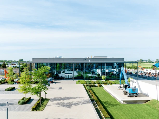 Coreum Eventlocation - Modern building Modern building with glass façade and construction machinery in front of it.