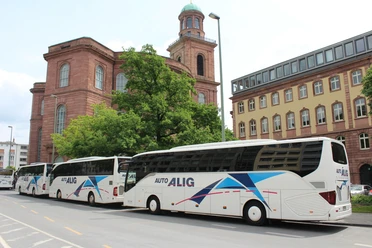 Auto Alig Verkehrsbetrieb GmbH - Busflotte Busflotte vor der Paulskirche in Frankfurt am Main.