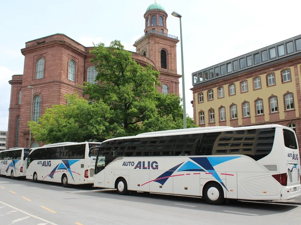 Auto Alig Verkehrsbetrieb GmbH - Busflotte Busflotte vor der Paulskirche in Frankfurt am Main.