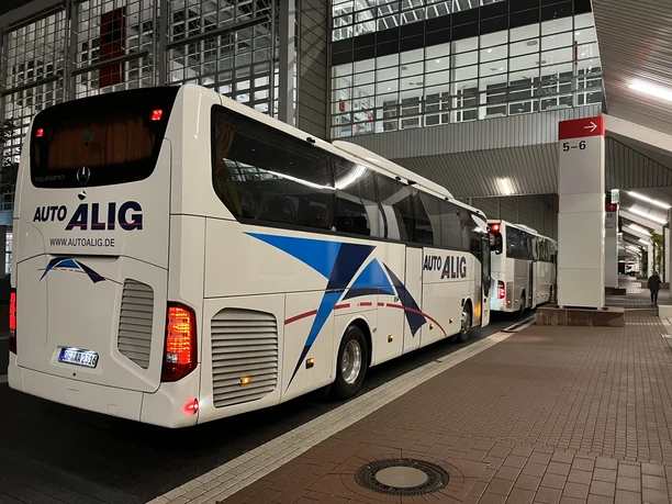 Auto Alig Verkehrsbetrieb GmbH - Reisebus Ein Reisebus parkt auf dem Gelände der Messe Frankfurt.