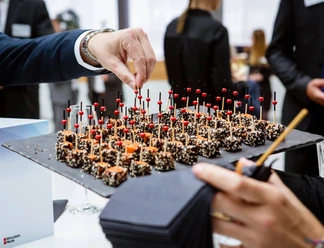 GOOSE Gourmet GmbH - Fingerfood Fingerfood angerichtet auf einer schwarzen Schieferplatte.