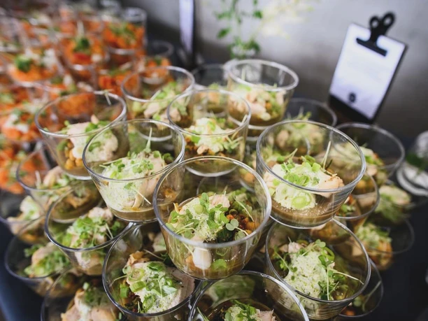 GOOSE Gourmet GmbH – Food arrangements in small glasses Various dishes arranged decoratively in small glasses.