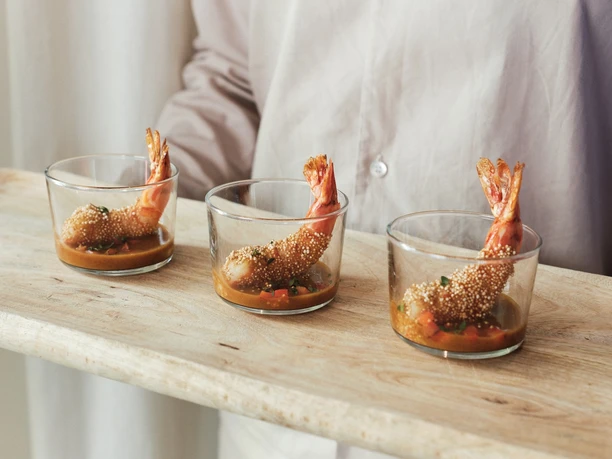 GOOSE GOURMET - Fingerfood Meeresfrüchte Fingerfood aus Meeresfrüchten in kleinen Gläschen auf Holzbrett.