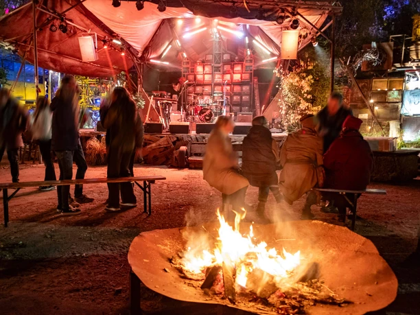 An atmospheric evening at Odonien Köln, with a campfire and live music in the open air.