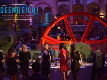 IdeenReich! GmbH_2(c)IdeenReich! GmbH-Alle Rechte vorbehalten.jpg Guests at a buffet in an industrial hall used as an event location.