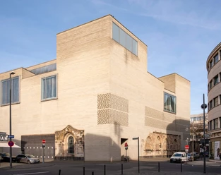 Museumsgebäude in Köln mit minimalistischer Architektur und großen Fenstern.