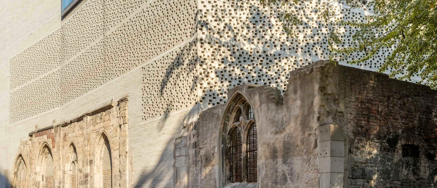 Kolumba Kunstmuseum des Erzbistums Köln (Außenansicht) Die Außenansicht des Kolumba Kunstmuseums zeigt eine moderne Architektur mit perforierten Wänden.