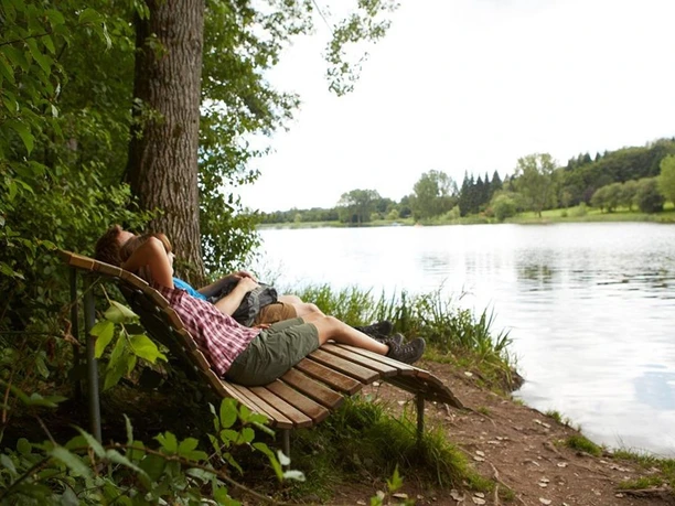 Sinnenbank am Stausee