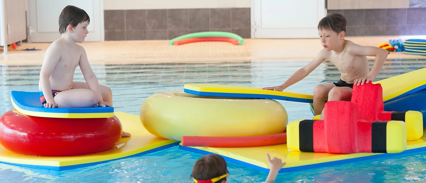 Spielenachmittag.jpg Børn leger lykkeligt i vandet på farverige svømmepuder i Sole-Therme Otterndorf.