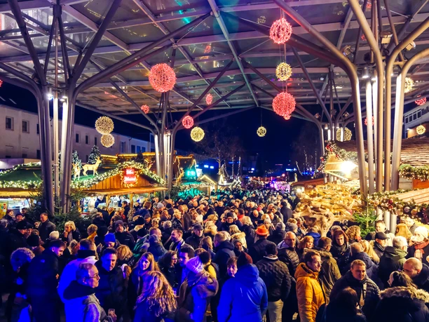 241221_JS_002.JPG Weihnachtsmarkt unter dem Glasdach