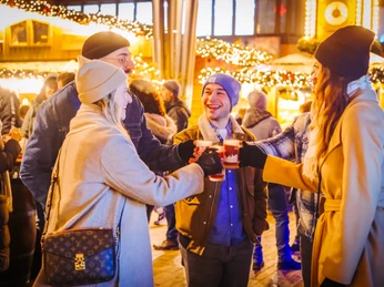 2401206_JS_121.JPG Menschen stoßen auf dem Weihnachtsmarkt an
