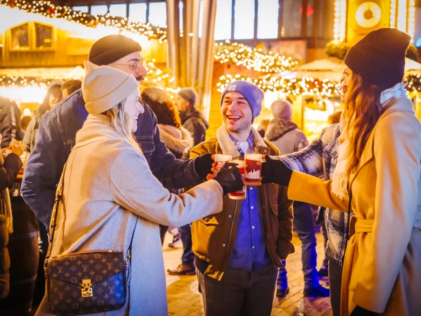 2401206_JS_121.JPG Menschen stoßen auf dem Weihnachtsmarkt an