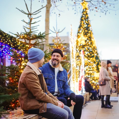 2401206_JS_006.JPG Zwei Männer sitzen gemütlich auf dem Weihnachtsmarkt