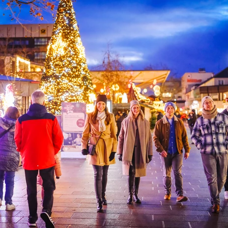 2401206_JS_070.JPG Gruppe wandert über den Weihnachtsmarkt.