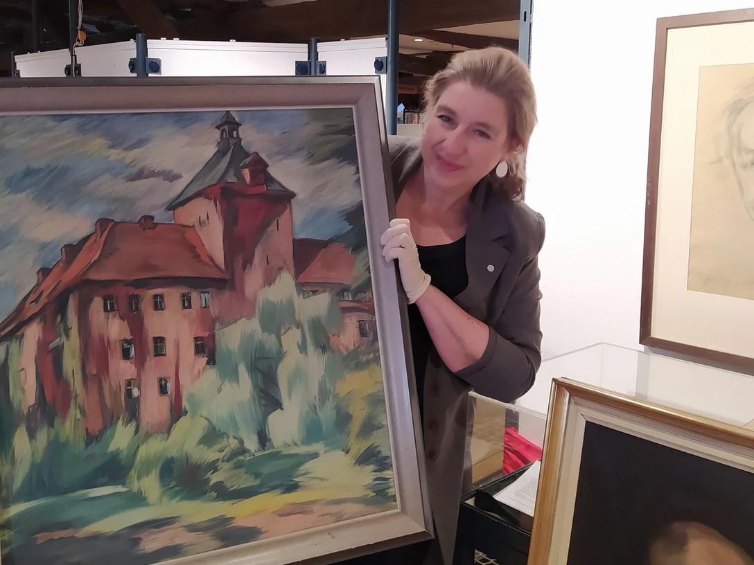 Kuratorin Ilona Johannsen mit einem Schloss von Odefey.jpg