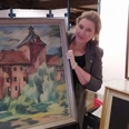 Kuratorin Ilona Johannsen mit einem Schloss von Odefey.jpg