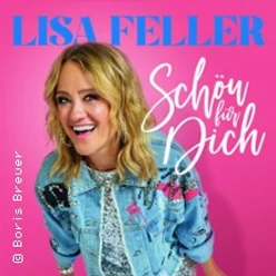 Lisa Feller lacht in Jeansjacke vor pinkem Hintergrund. Text: Schön für dich.