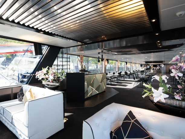 Köln-Düsseldorfer Deutsche Rheinschiffahrt GmbH - Eventschiffs Innenraum eines Eventschiffs mit weißen Sofas.