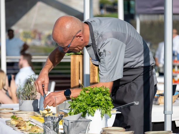 Köln-Düsseldorfer Deutsche Rheinschiffahrt GmbH - Catering-Buffet Catering-Buffet im Außenbereich mit Koch.