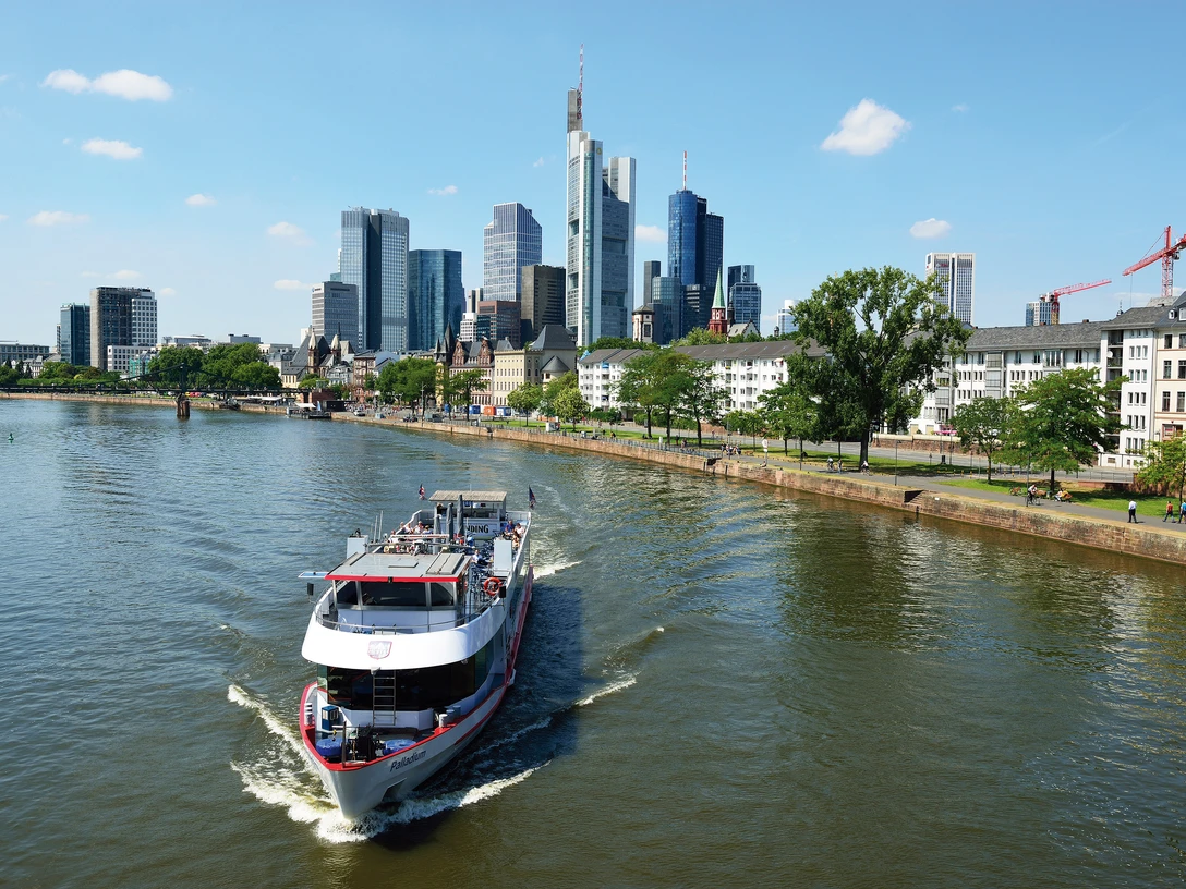 Köln-Düsseldorfer Deutsche Rheinschiffahrt GmbH - Schiff auf dem Main vor der Skyline. Köln-Düsseldorfer: Schiff auf dem Main vor der Skyline.Köln-Düsseldorfer: Ship on the Main in front of the skyline.