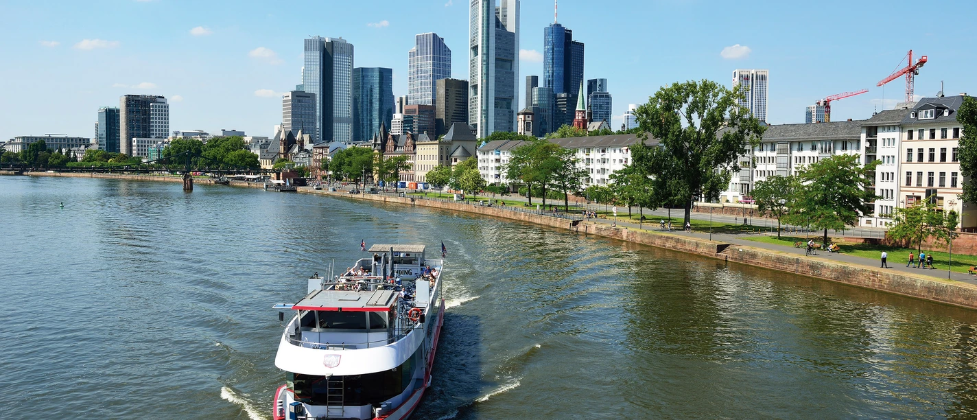 Köln-Düsseldorfer Deutsche Rheinschiffahrt GmbH - Schiff auf dem Main vor der Skyline. Köln-Düsseldorfer: Schiff auf dem Main vor der Skyline.