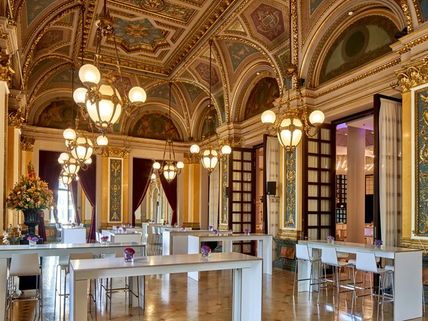 Alte Oper Frankfurt - Festlicher Innenraum Festlicher Innenraum der Alten Oper mit Stehtischen.