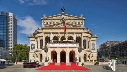 Alte Oper Frankfurt - Vorderansicht Vorderansicht der Alten Oper Frankfurt mit rotem Teppich.