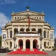 Alte Oper Frankfurt - Vorderansicht Vorderansicht der Alten Oper Frankfurt mit rotem Teppich.