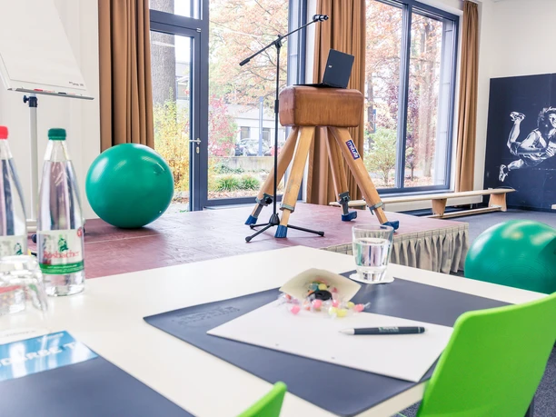 Lindner Hotel Frankfurt Sportpark - conference room Meeting room with sports equipment, vaulting horse podium and large windows